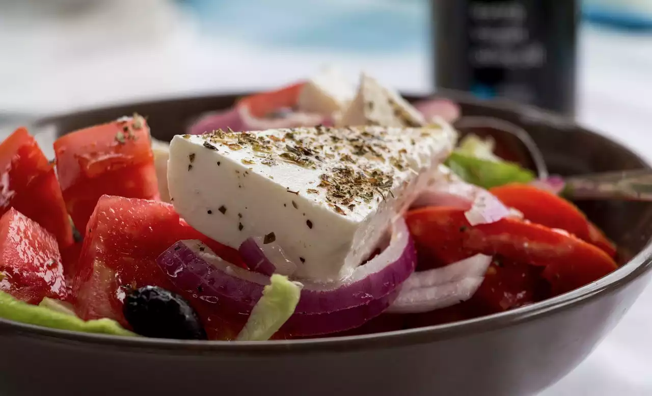 חקור את התענוגות של ארוחה יוונית טיפוסית: טעימה מהמורשת הקולינרית העשירה של יוון